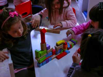 E qui, come per gli altri �asili�, veniamo circondati da gioiosi bambini. E tra Ines, Roberta, Lucia e Claudia che giocano con costruzioni di legno colorate...